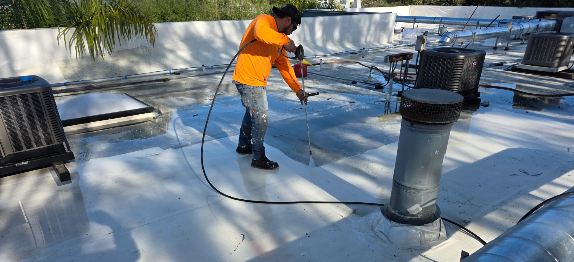 Roofer heat-sealing white flat roof membrane